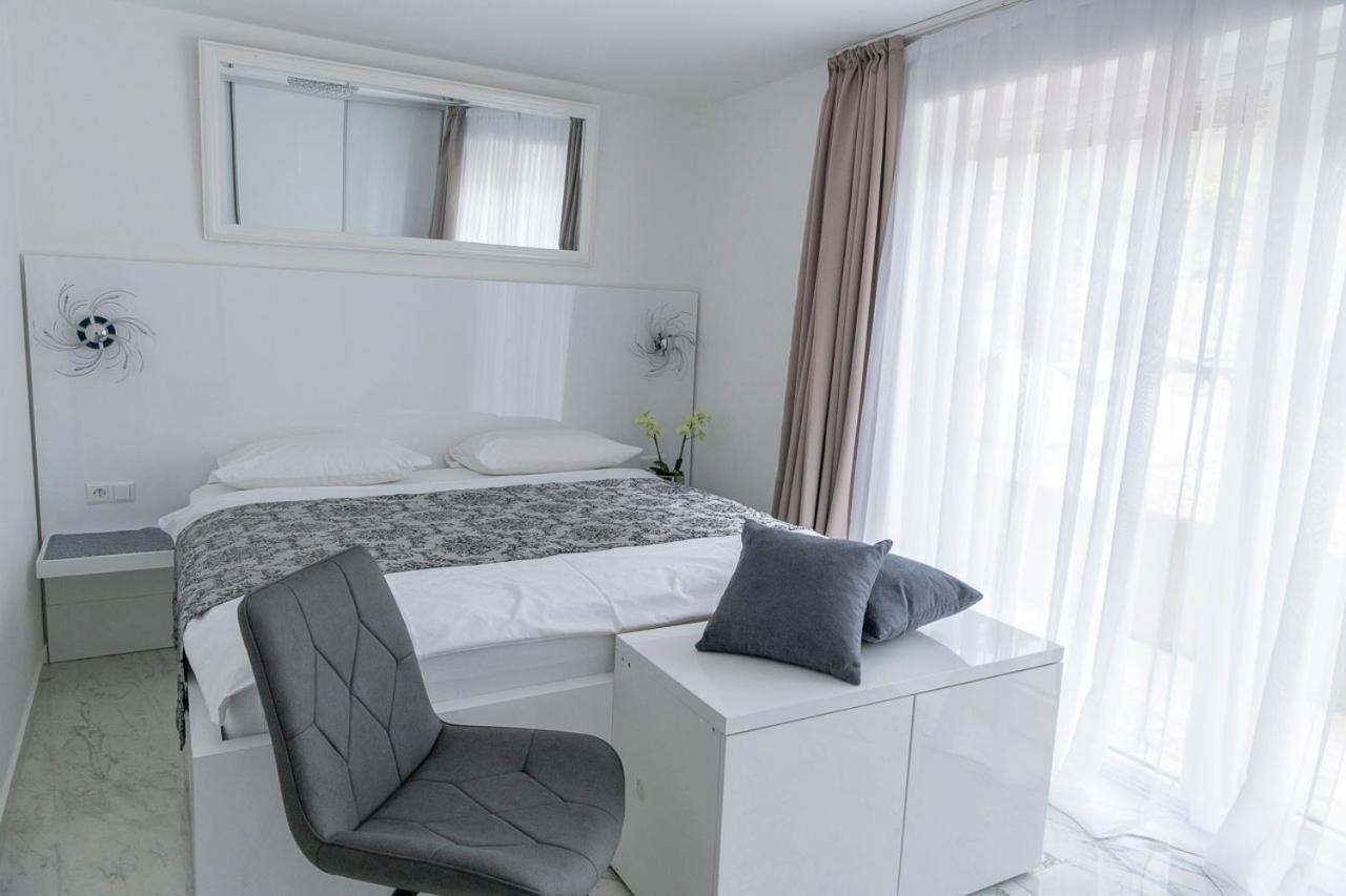 Apartments Petra Krk Кърк Екстериор снимка