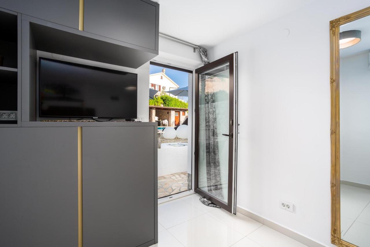 Apartments Petra Krk Кърк Екстериор снимка